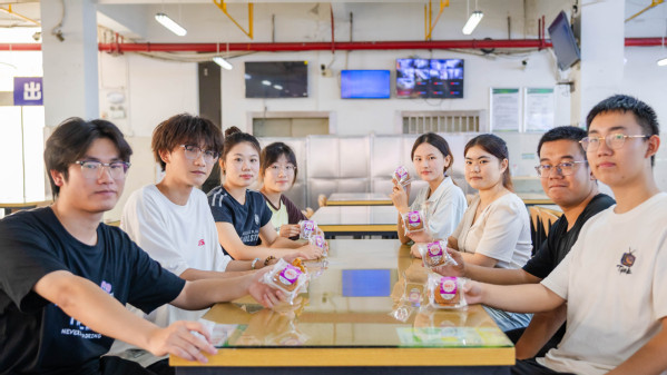 武汉工商学院连续7年请师生吃月...