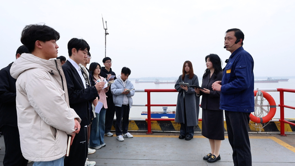 武汉工商学院：将国际物流课堂“...